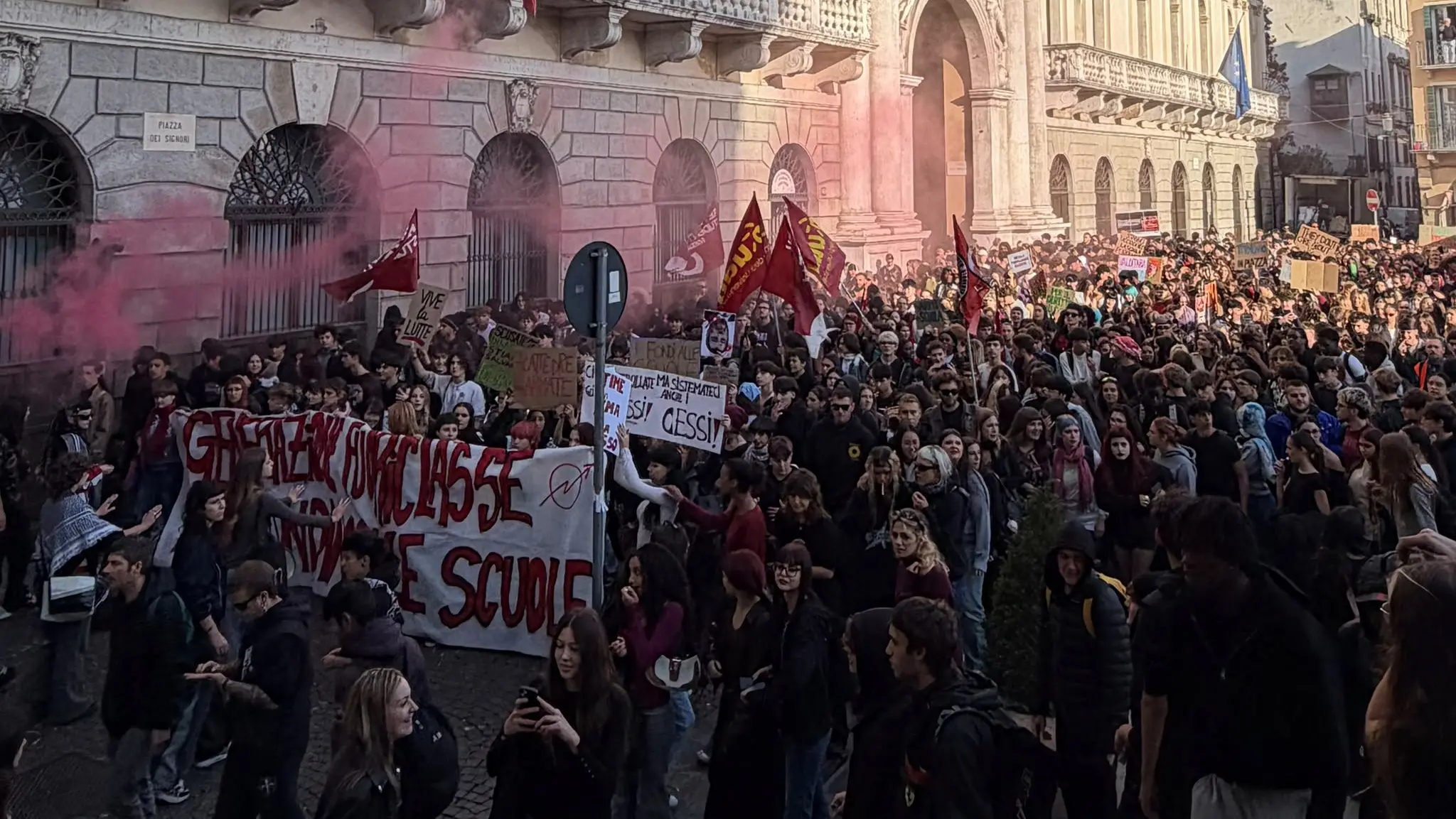 “Generazione Fuoriclasse”, studenti in piazza per una scuola diversa