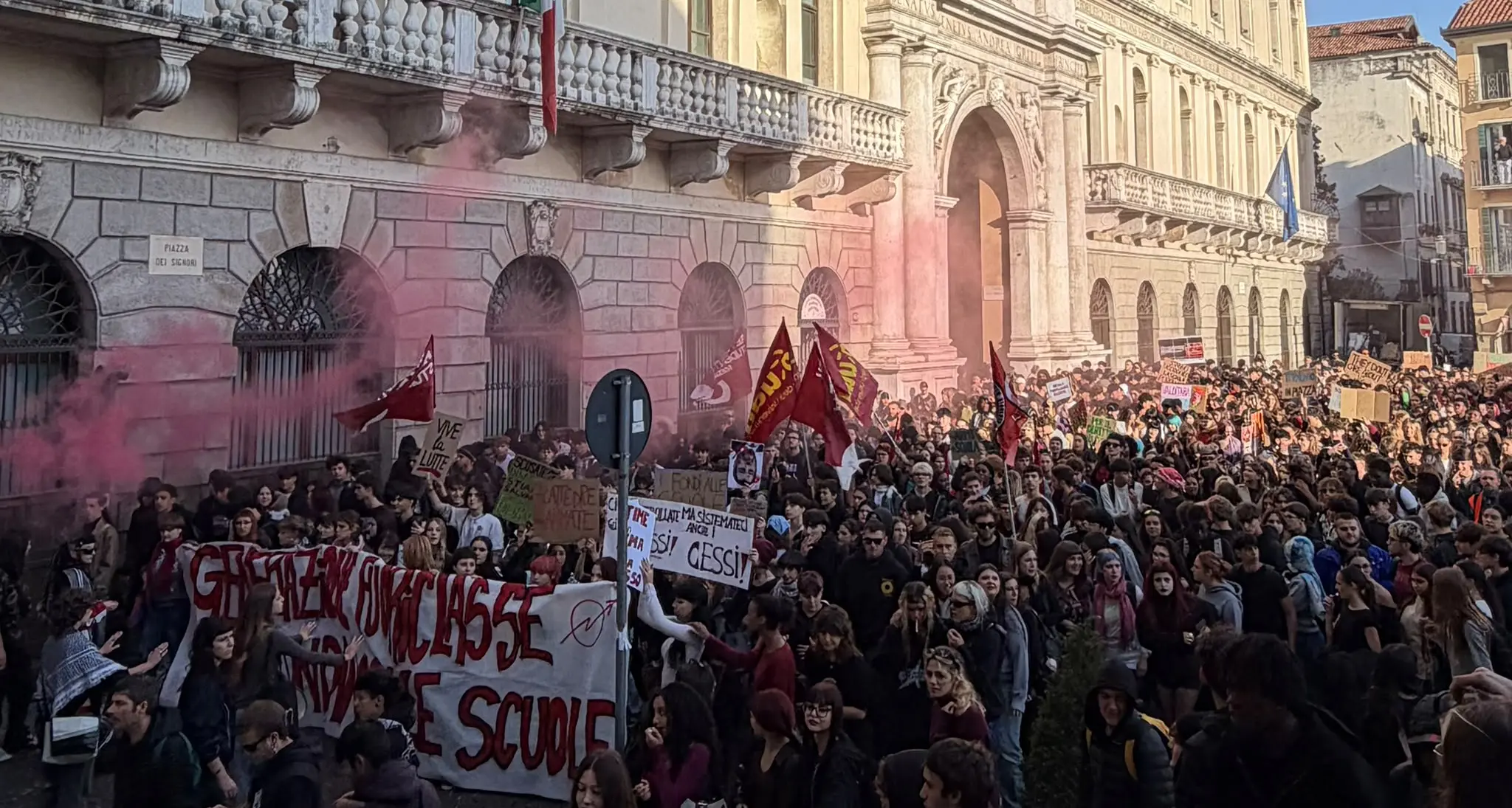 “Generazione Fuoriclasse”, studenti in piazza per una scuola diversa