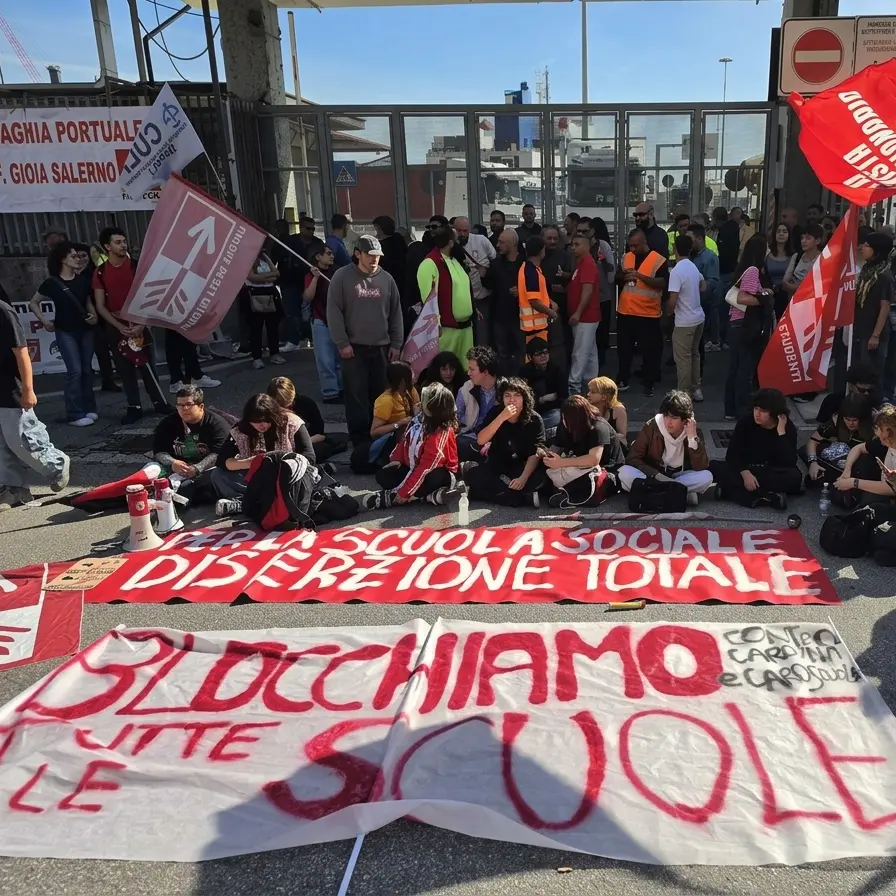 Porto di Salerno, stop dei portuali per la Culp: in piazza anche gli studenti