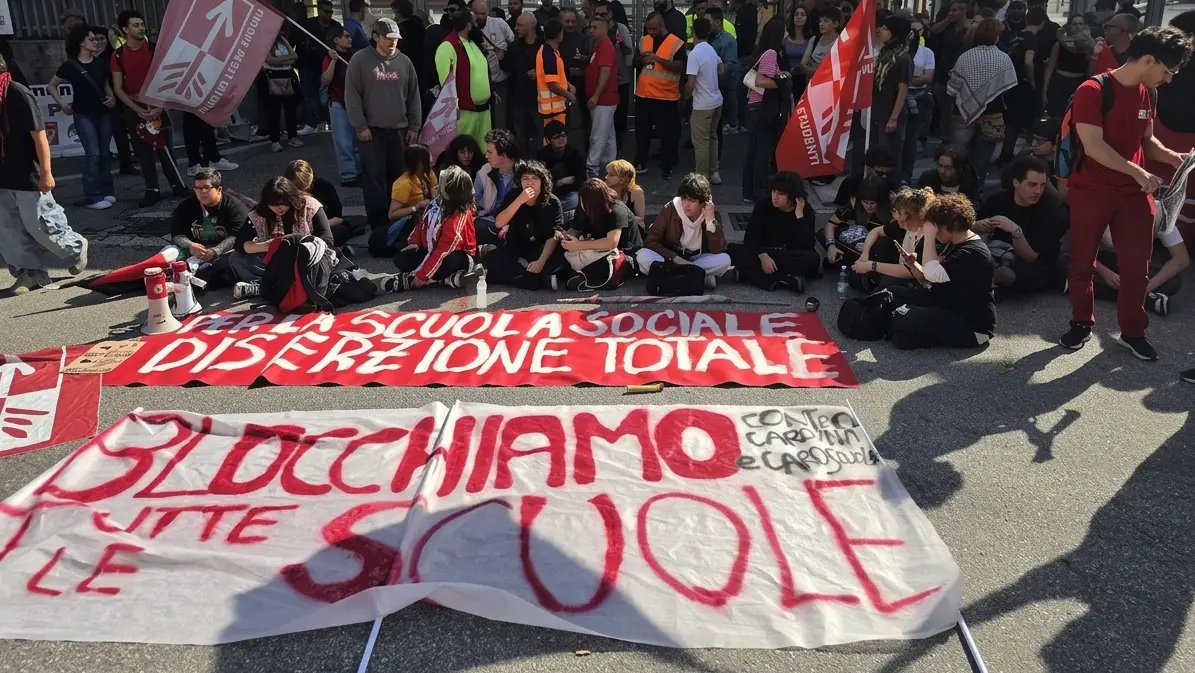 Porto di Salerno, stop dei portuali per la Culp: in piazza anche gli studenti