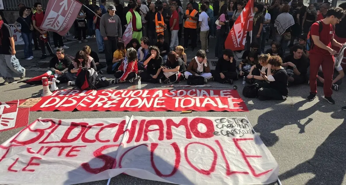 Porto di Salerno, stop dei portuali per la Culp: in piazza anche gli studenti