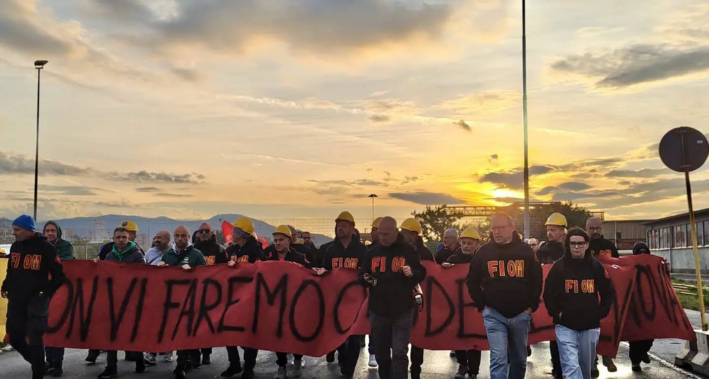 Ex Ilva, gli operai occupano l’aeroporto di Genova