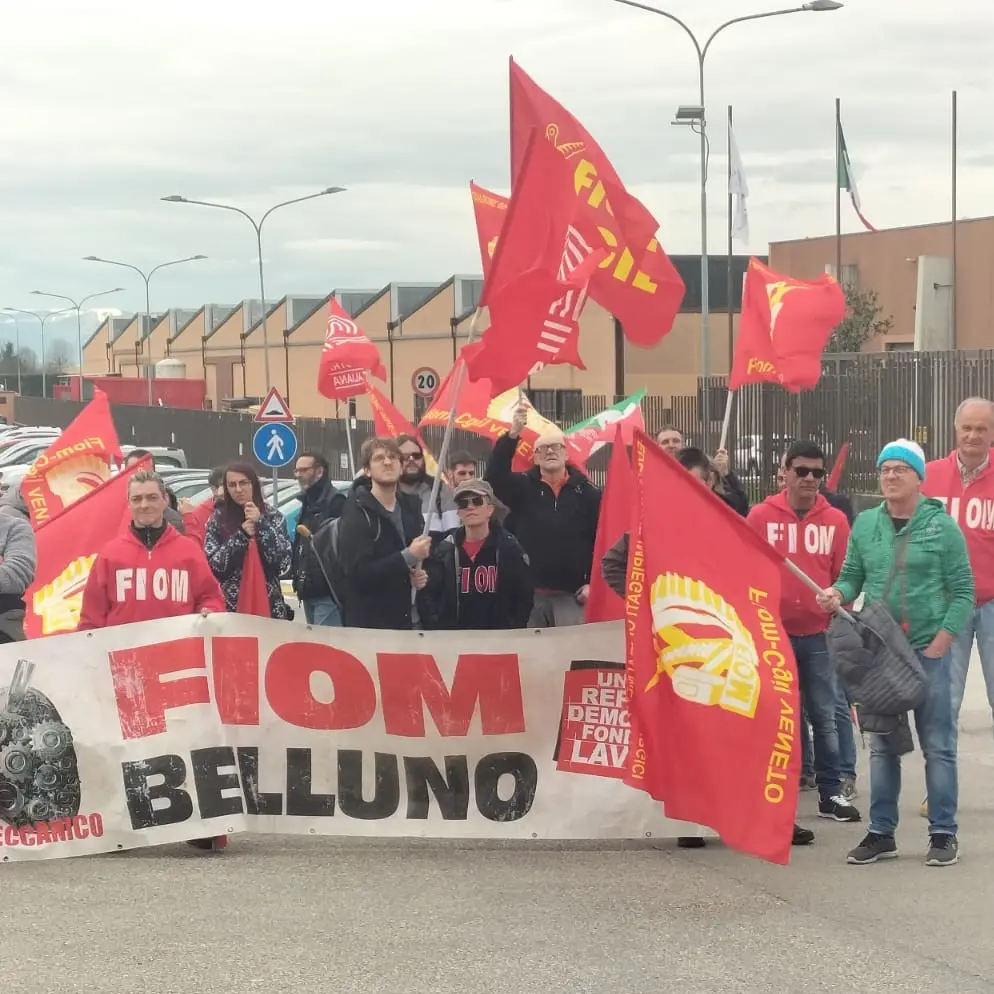 Licenziata dopo ritardo per assistere la madre, la Fiom Cgil Belluno impugna
