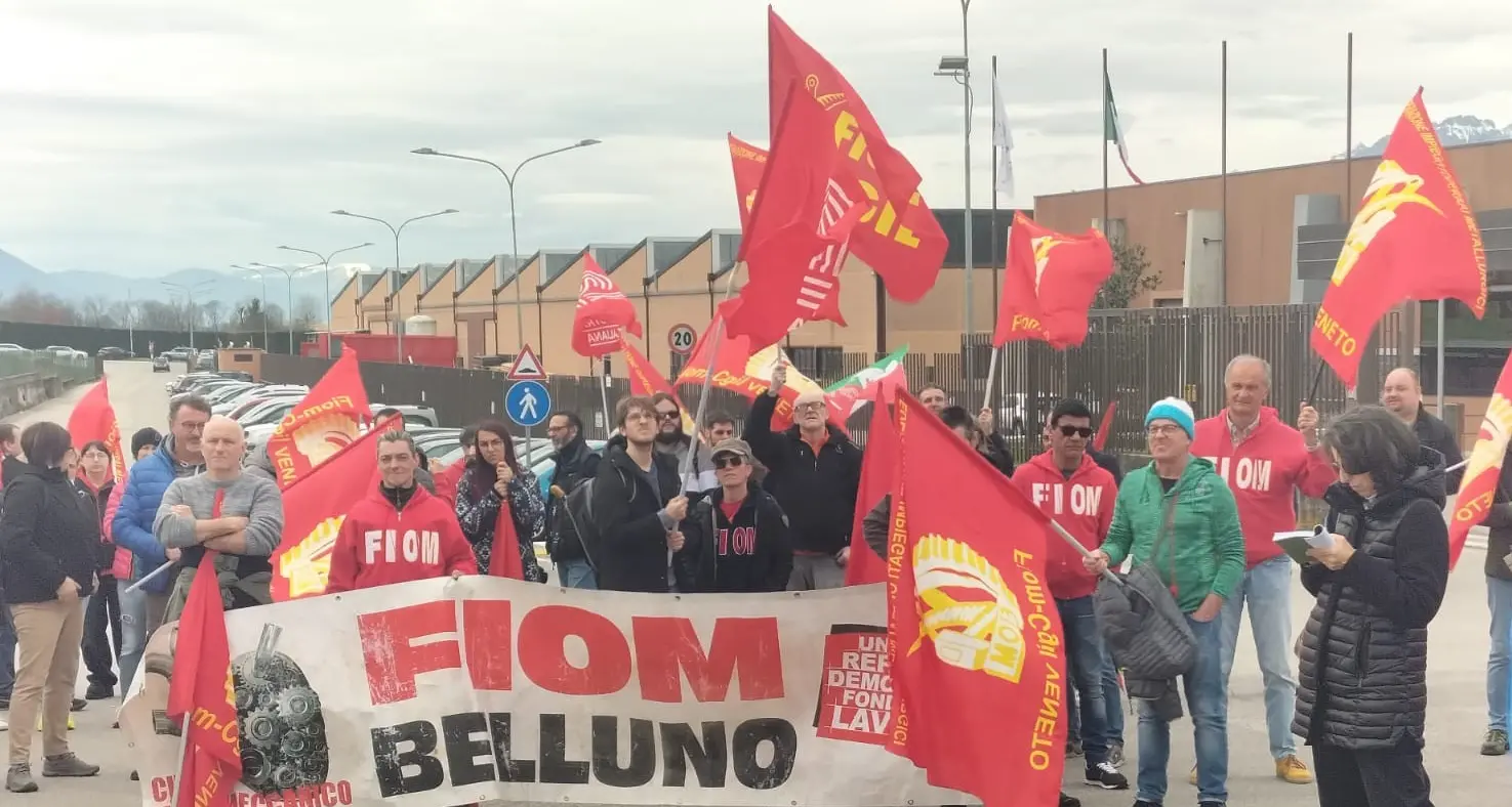 Licenziata dopo ritardo per assistere la madre, la Fiom Cgil Belluno impugna