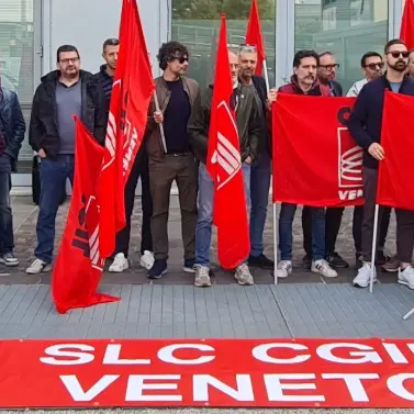Zte, sindacati e addetti in presidio: no ai licenziamenti