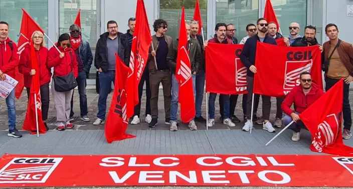 Zte, sindacati e addetti in presidio: no ai licenziamenti