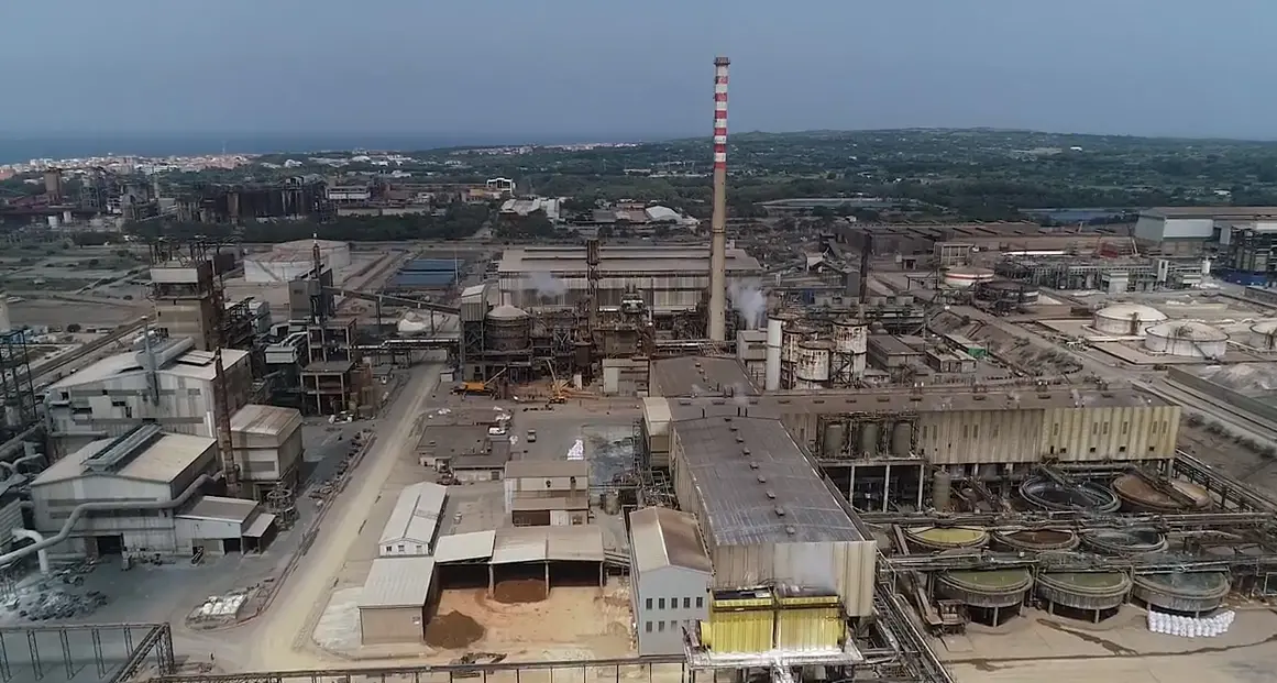 Eurallumina, quattro operai asserragliati a 60 metri d'altezza