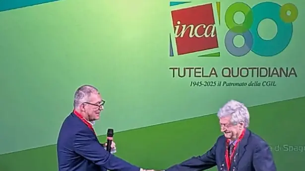 <p>Michele Pagliaro (a sinistra) stringe la mano ad Aldo Amoretti l'11 febbraio 2025, sul palco dell'evento per l'80esimo anniversario dell'Inca</p>\\n