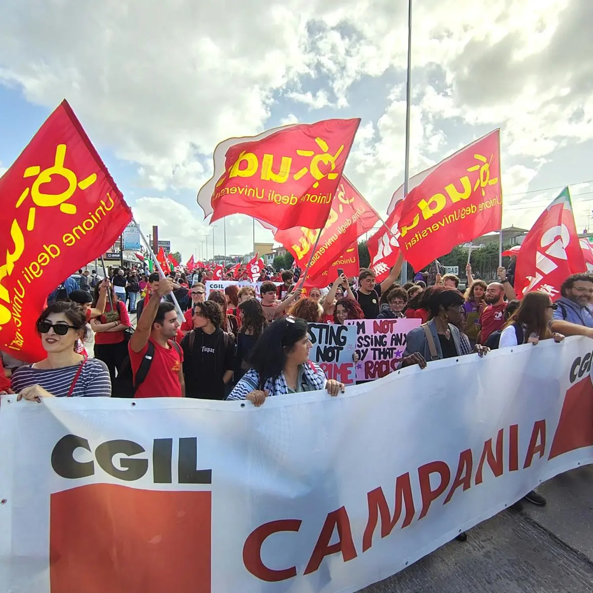 In piazza a Castel Volturno contro il Cpr: “Inizia una battaglia fondamentale”