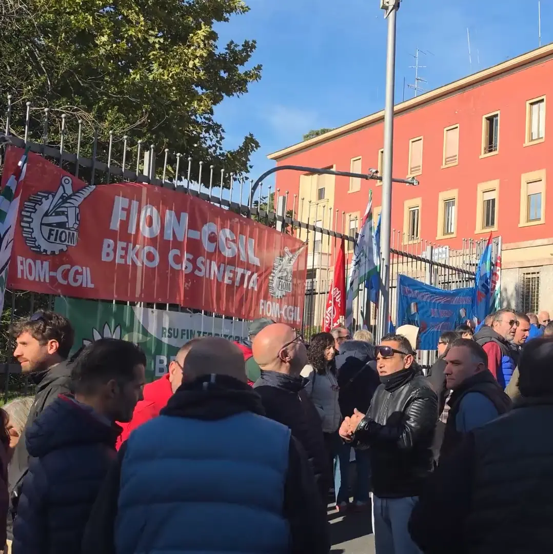 Continua la vertenza Beko: presidio e summit a Villa Recalcati