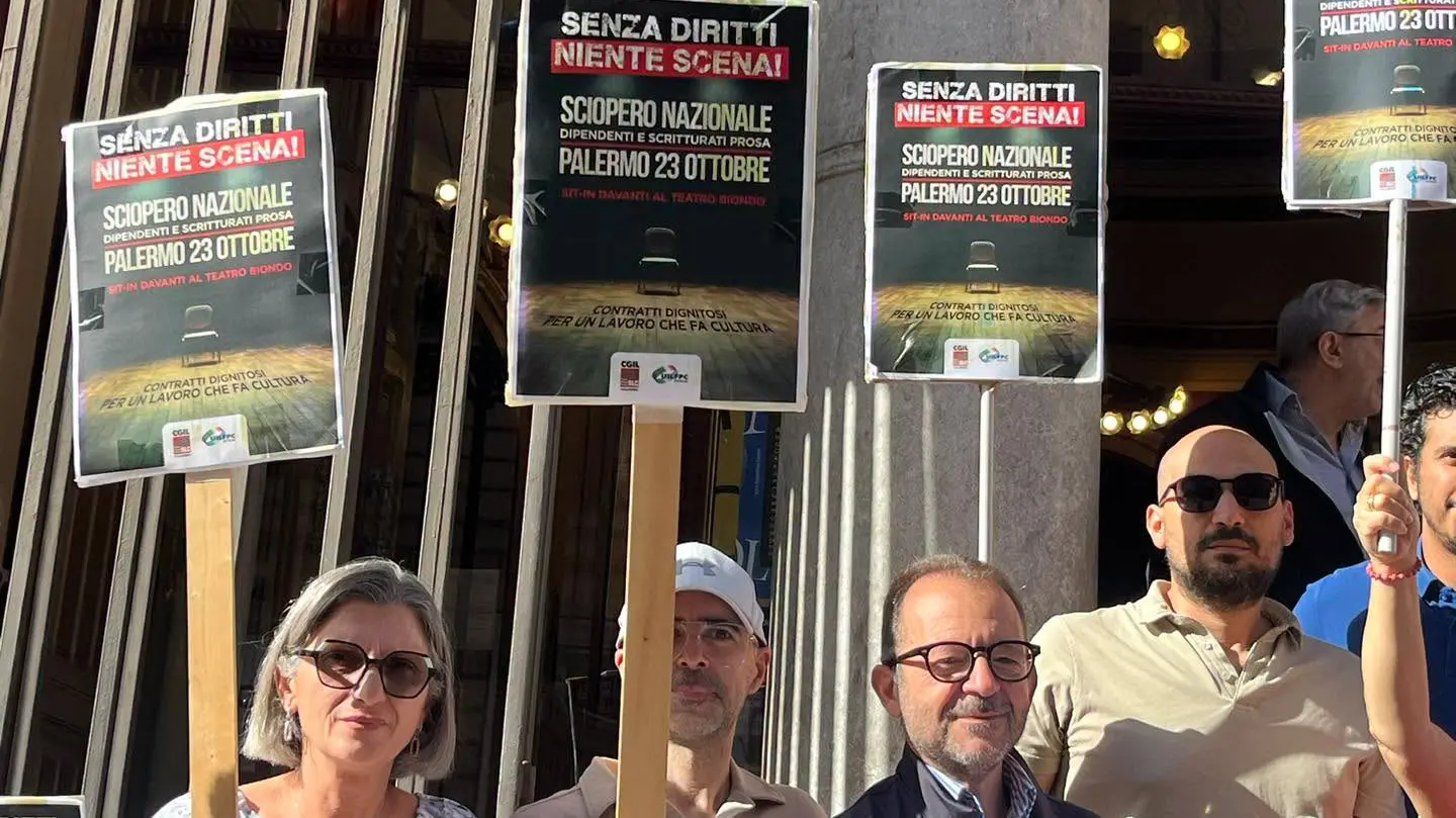 Il presidio davanti al Teatro Biondo di Palermo