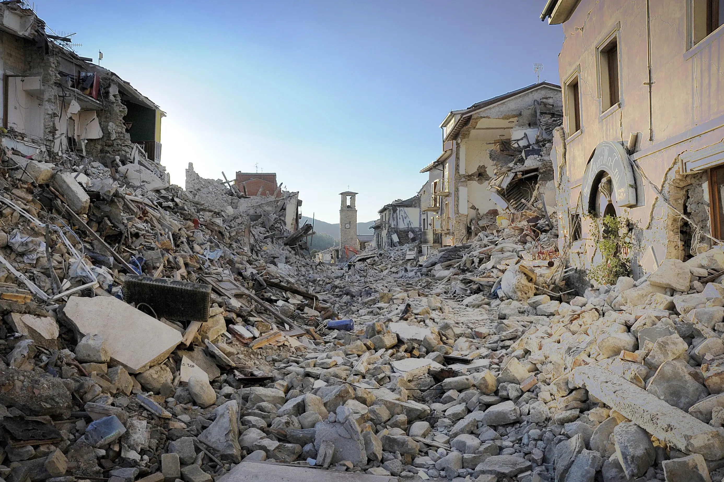 Terremoto: si ricostruiscono le case, si svuotano i paesi