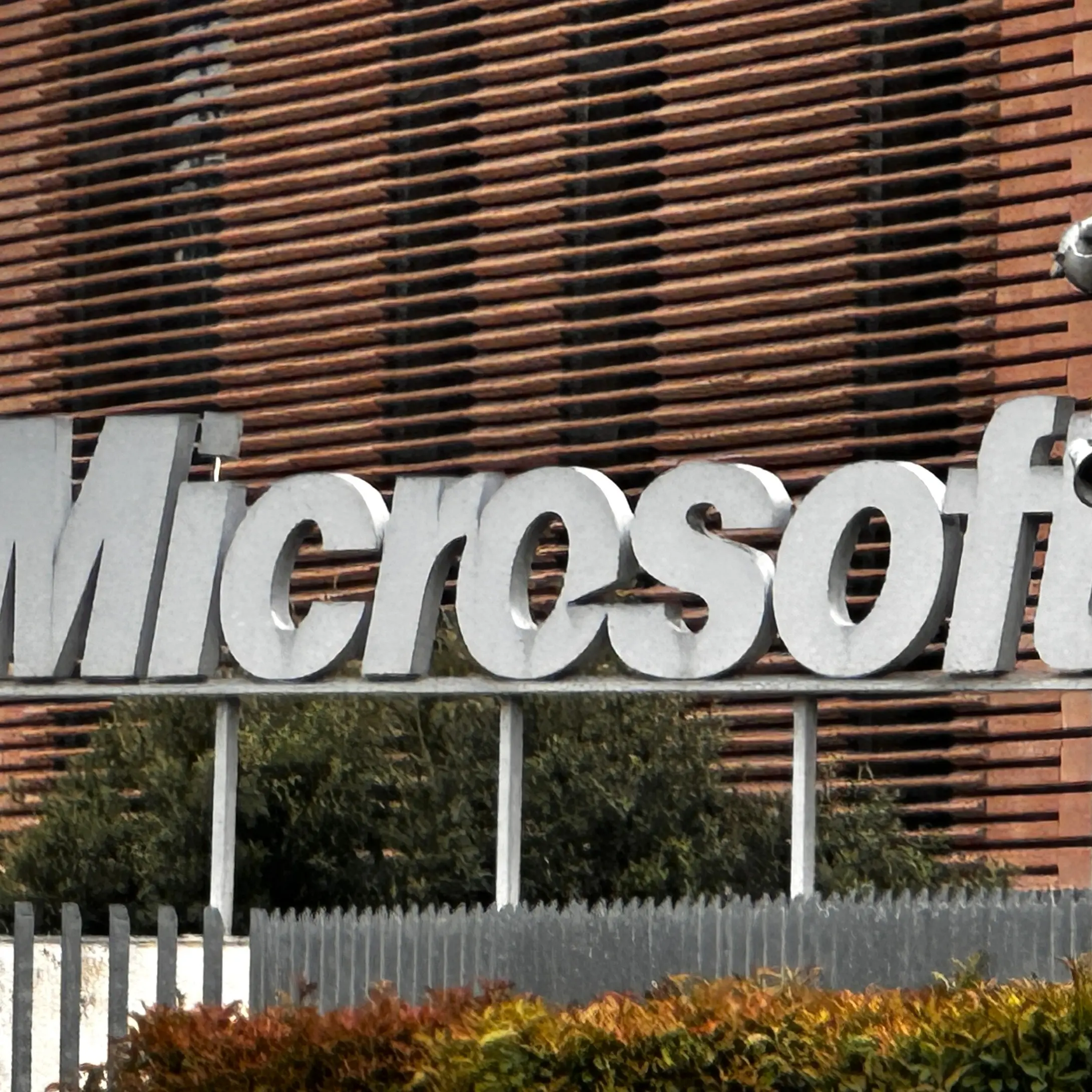 Più soldi per l’IA, Microsoft taglia fino a 60 mila posti
