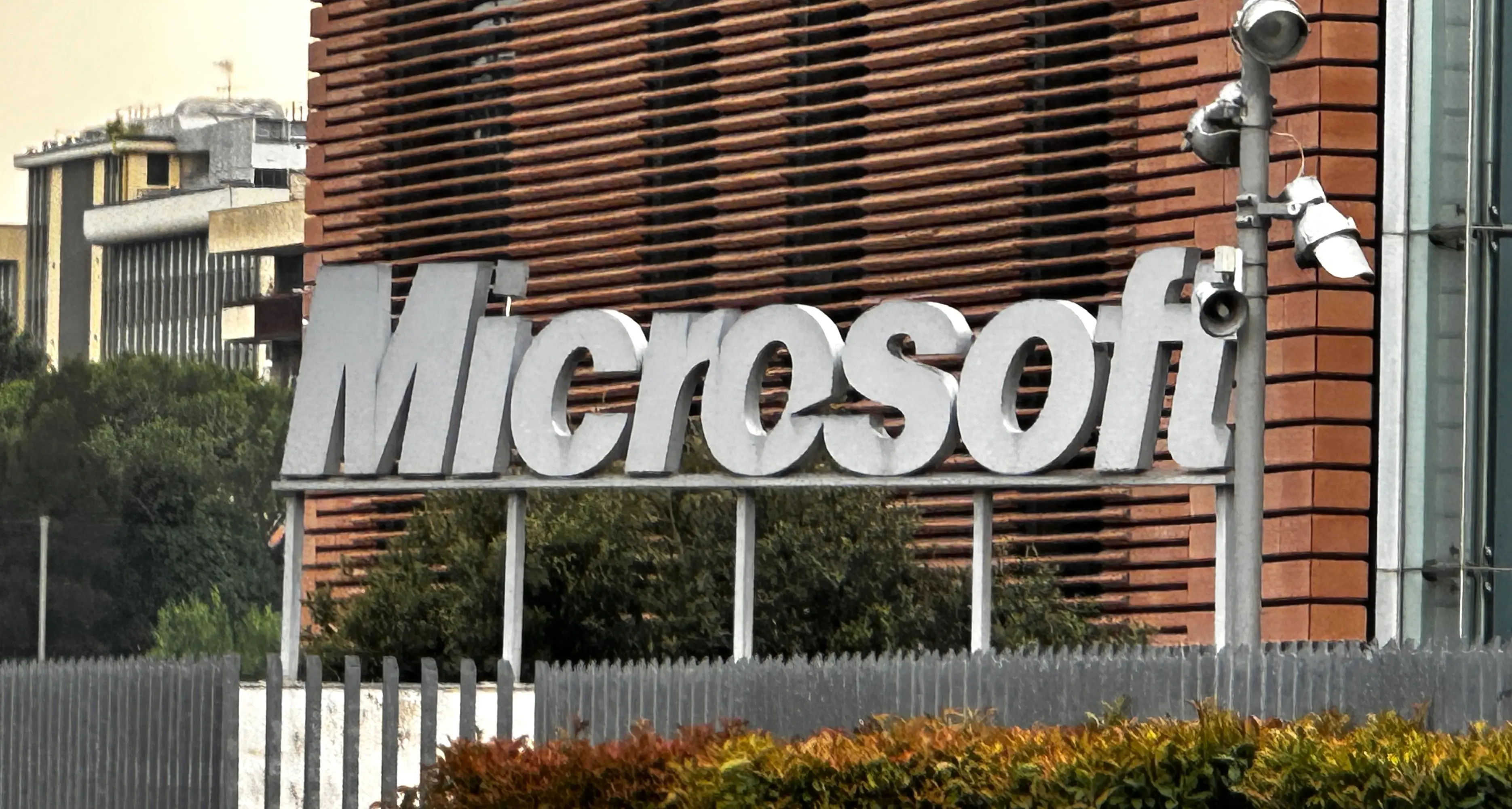 Più soldi per l’IA, Microsoft taglia fino a 60 mila posti