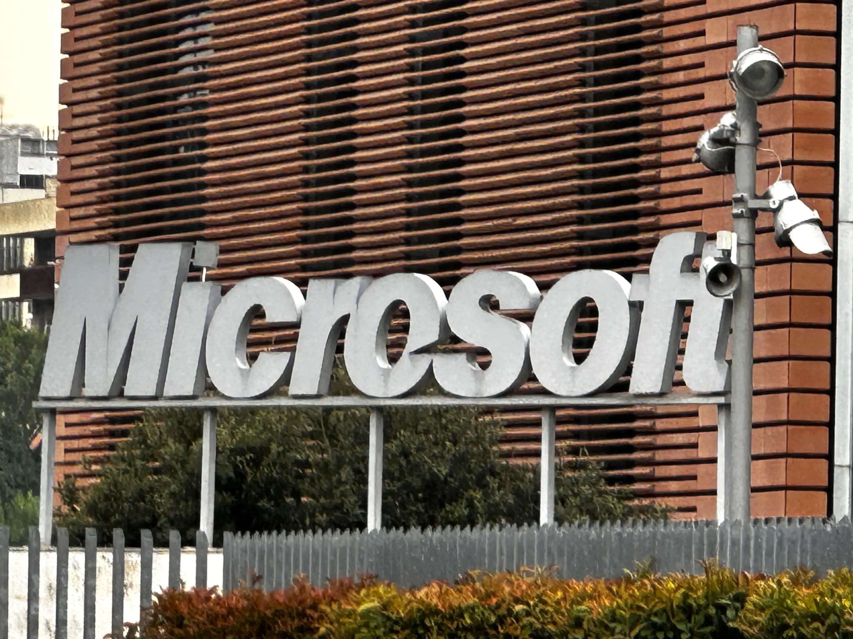 Più soldi per l’IA, Microsoft taglia fino a 60 mila posti