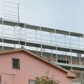 “Sull’impalcatura finché non ci pagate”. A Teramo la protesta dei lavoratori in subappalto