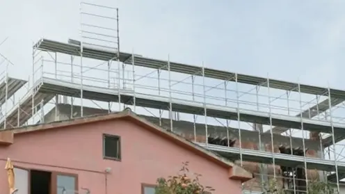 “Sull’impalcatura finché non ci pagate”. A Teramo la protesta dei lavoratori in subappalto