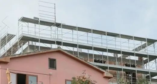 “Sull’impalcatura finché non ci pagate”. A Teramo la protesta dei lavoratori in subappalto