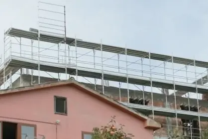 “Sui ponteggi finché non ci pagate”. A Teramo la protesta dei lavoratori in subappalto