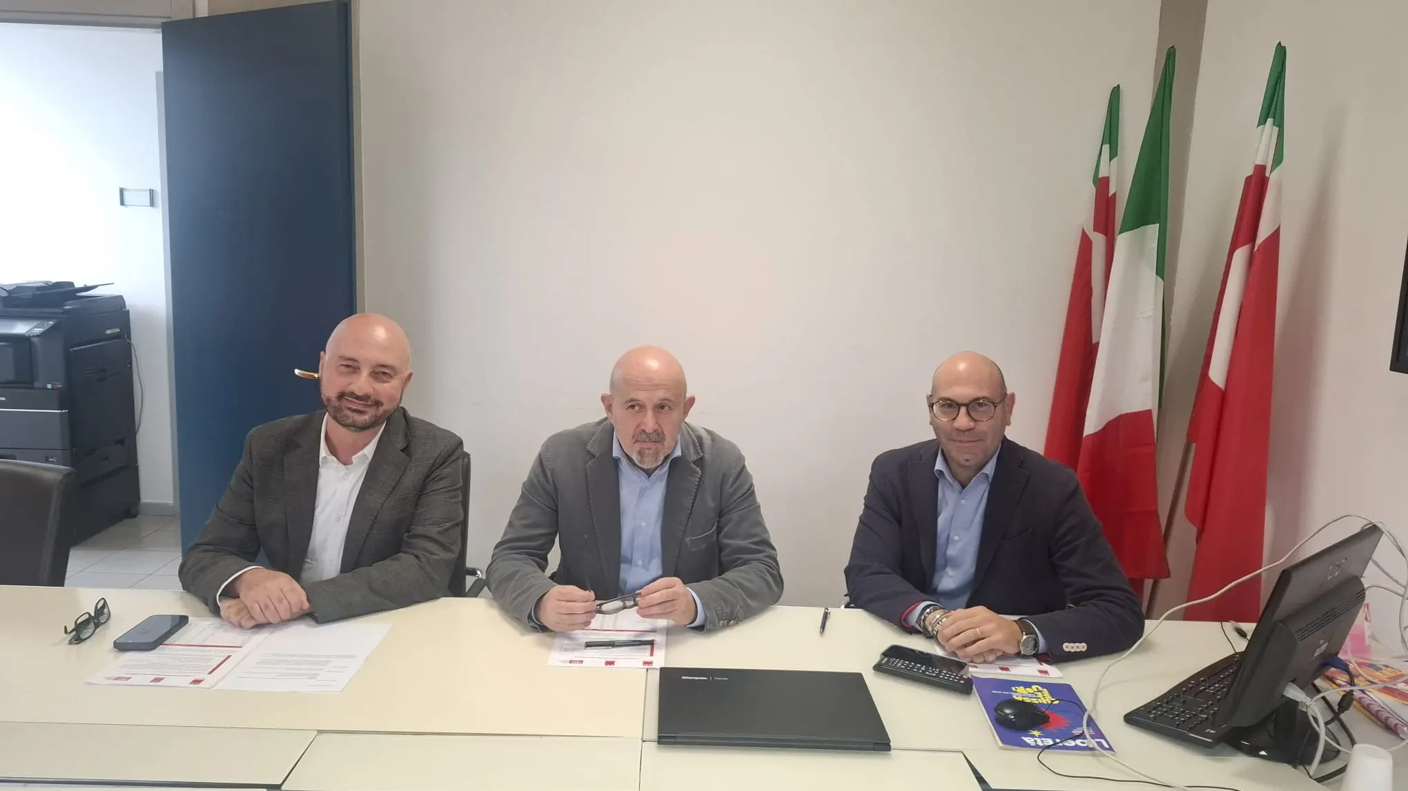 <p>Da sinistra: Riccardo Romano, segretario generale Fisac Cgil Marche; Giuseppe Santarelli, segretario generale Cgil Marche; Daniele Boccetti, segretario regionale Cgil Marche</p>\\n