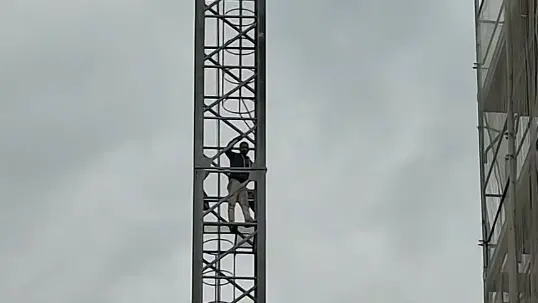 <p>Uno dei due operai in cima alla gru</p>\\n
