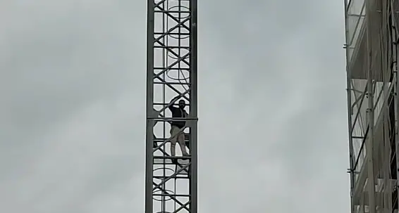 Porto San Giorgio, due operai in cima a una gru per il mancato pagamento