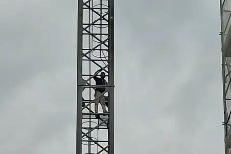 Porto San Giorgio, due operai in cima a una gru per il mancato pagamento degli stipendi
