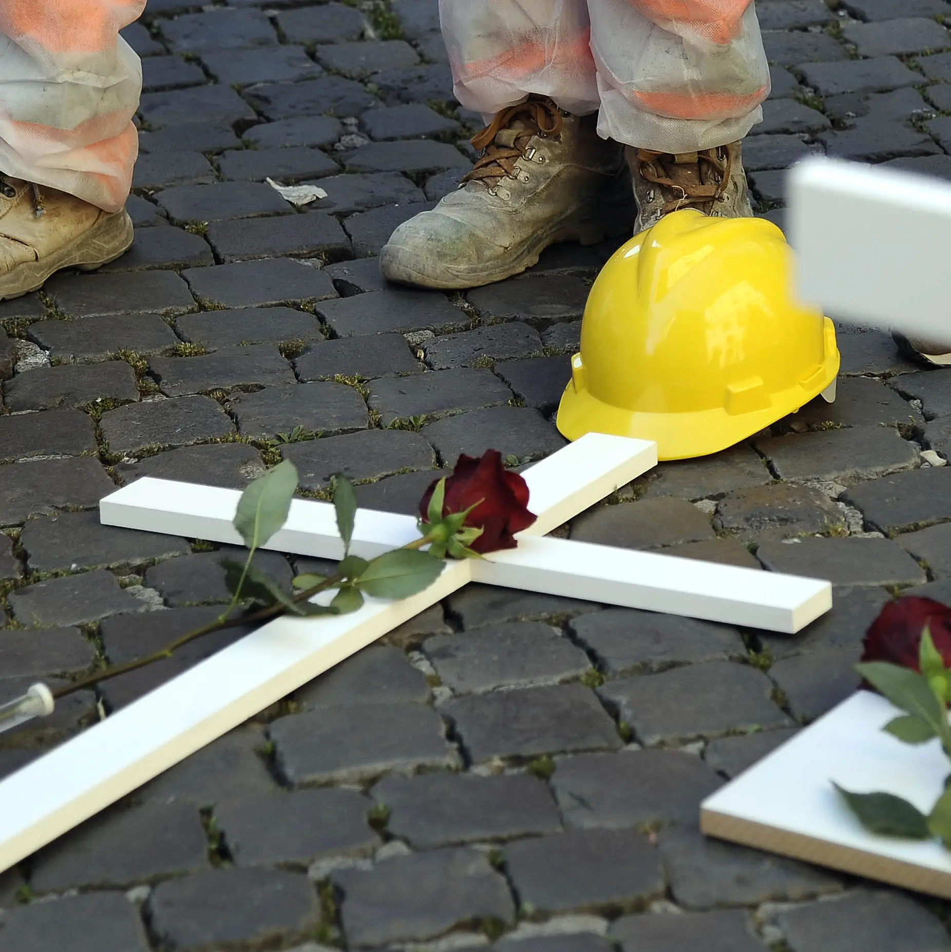 Frosinone, è morto l’operaio caduto dal tetto di una scuola