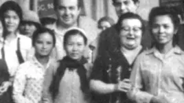 1970. Nella Marcellino visita la fabbrica tessile a Nhan Din, in Vietnam