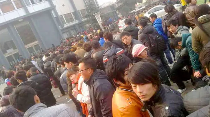 Foxconn iPhone Workers Line Up (di Photo Giddy da flickr)