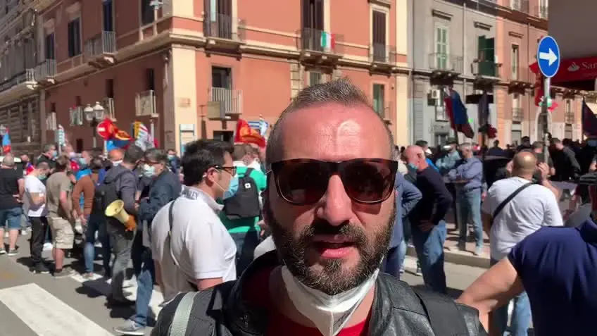 «Lo Stato si riprenda l'acciaieria»