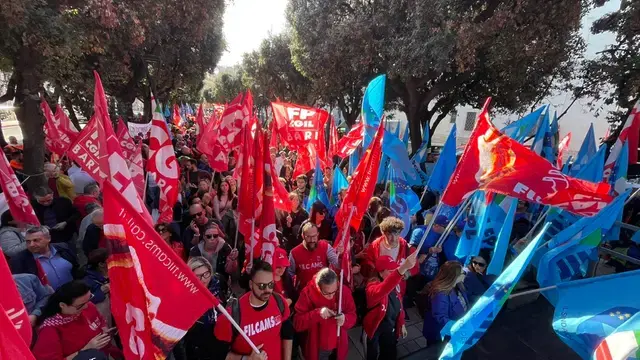 Sciopero generale delle regioni del Sud. La manifestazione di Napoli