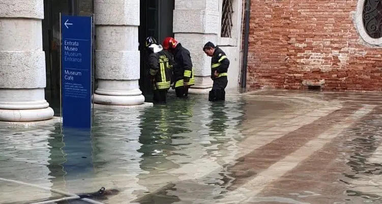 Venezia sott'acqua, Cgil: «Città spremuta come un limone»