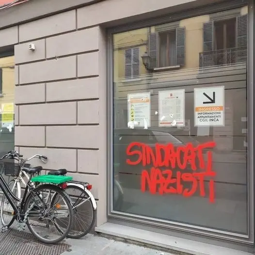 Reggio Emilia, manifesti no wax contro i sindacati. Landini, Sbarra e Bombardieri accusati di 'nazismo'