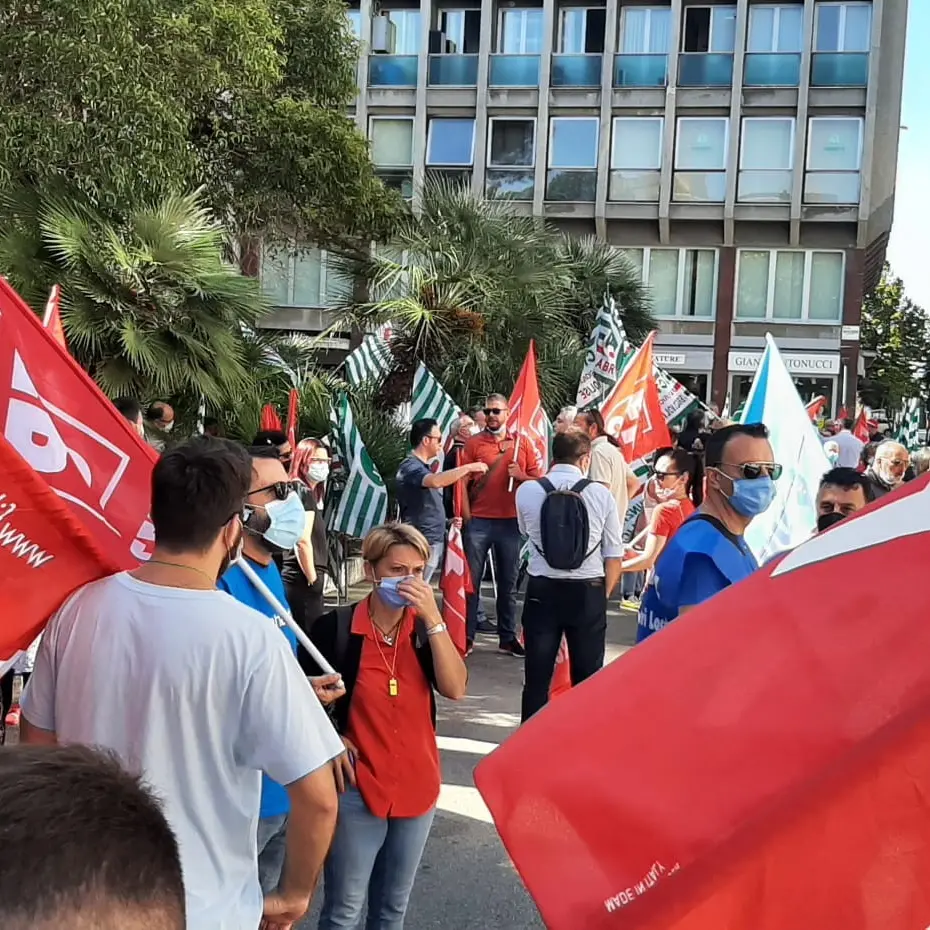 Pescara, la protesta dei lavoratori della sanità