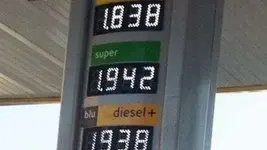 Benzina alle stelle, stangata da 768 euro (foto di francesca barra, dall\\'account twitter)