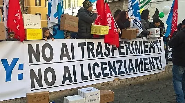 Una protesta dei lavoratori Sky davanti a Montecitorio