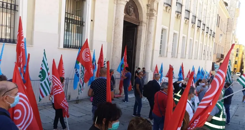 Tutti fermi: in Sardegna è sciopero generale dei trasporti