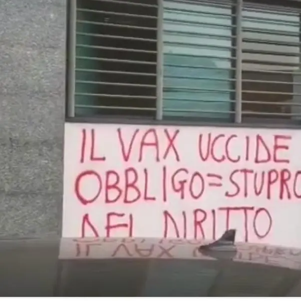 Torino, imbrattati dai no vax i muri della Camera del Lavoro. «Non saranno delle scritte a fermarci»