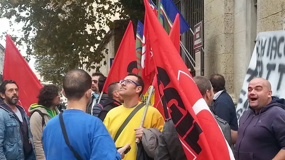 Lavoratori GMI in presidio (foto Cgil Livorno)