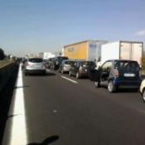 Videocon: lavoratori bloccano A1 Roma-Napoli