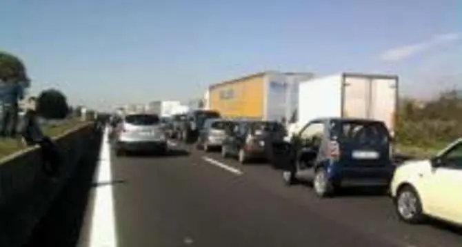 Videocon: lavoratori bloccano A1 Roma-Napoli