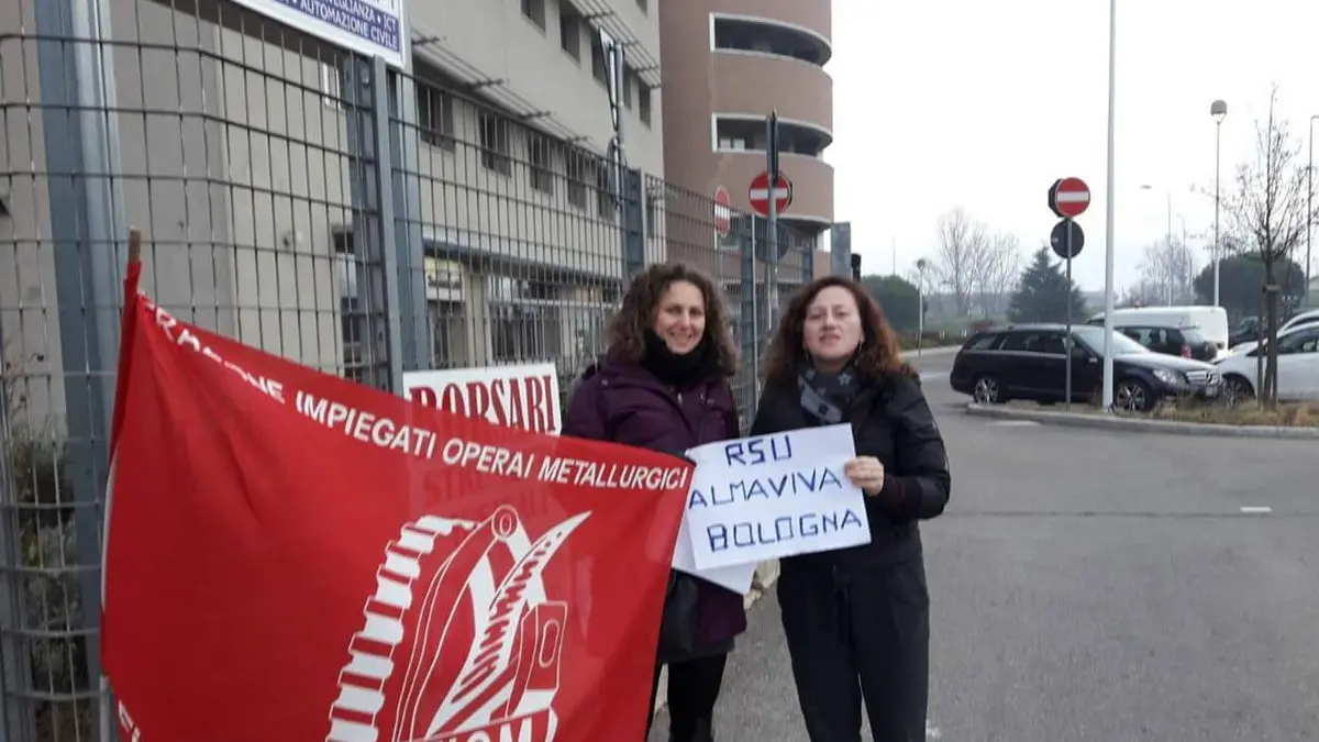 Lavoratrici Almaviva in sciopero (foto Cgil Bologna)