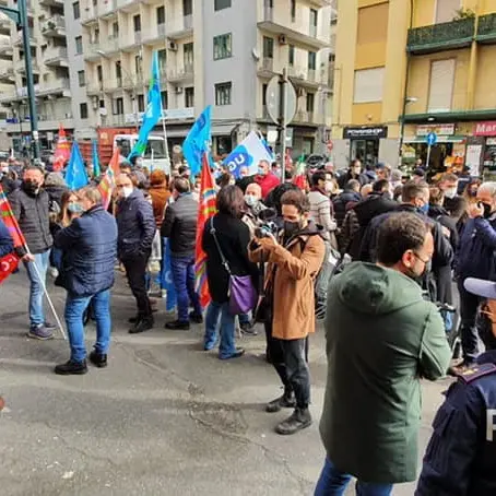 Pfizer Catania, prima l'accordo con i sindacati per congelare 7 giorni la vertenza, poi la mail ai lavoratori per convincerli a trasferirsi ad Ascoli