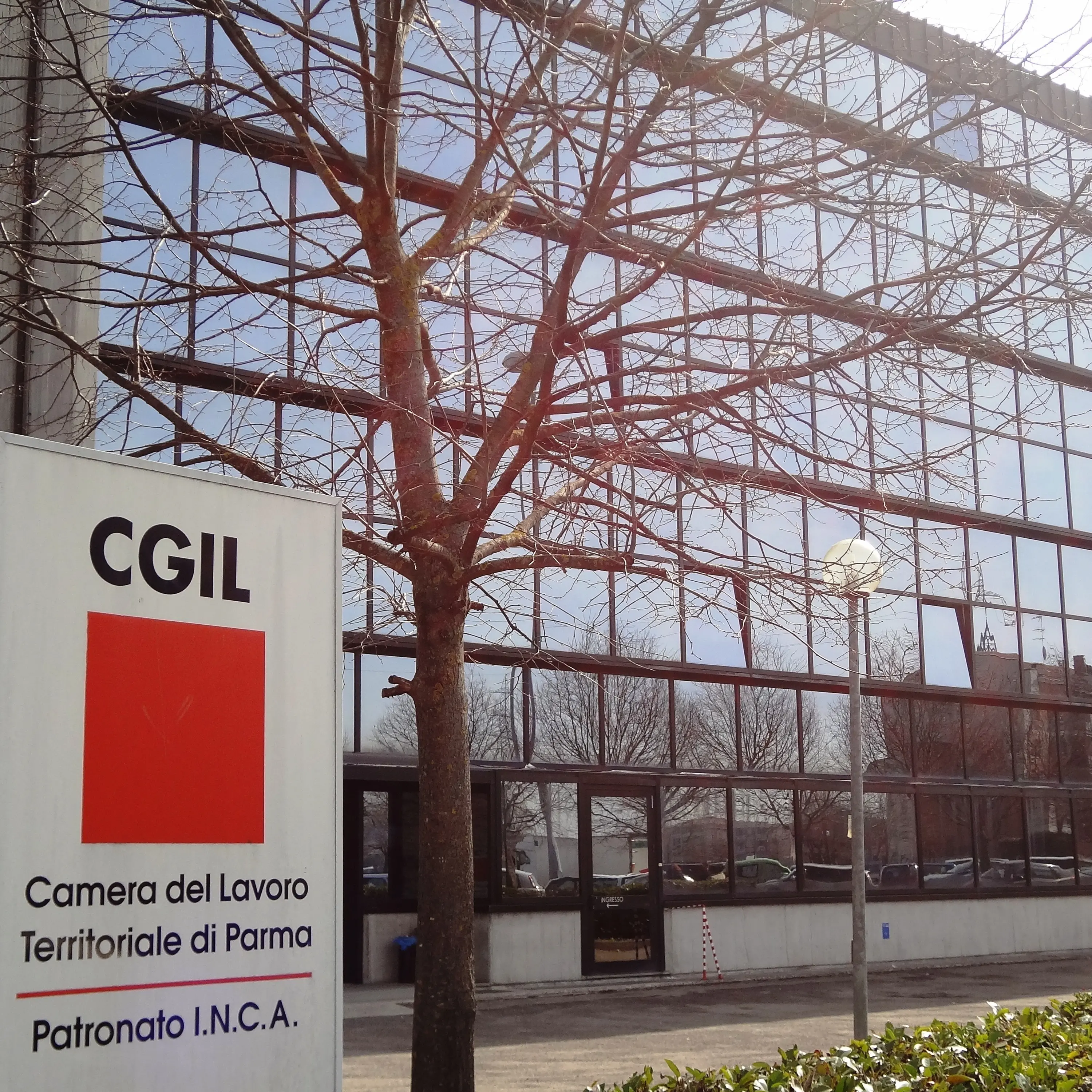Parma, attacco alla sede della Cgil in Via Confalonieri: atti vandalici e scritte firmate No Vax