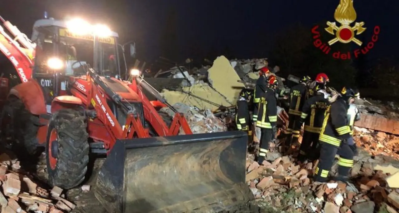 Alessandria: esplode una cascina, tre i pompieri morti