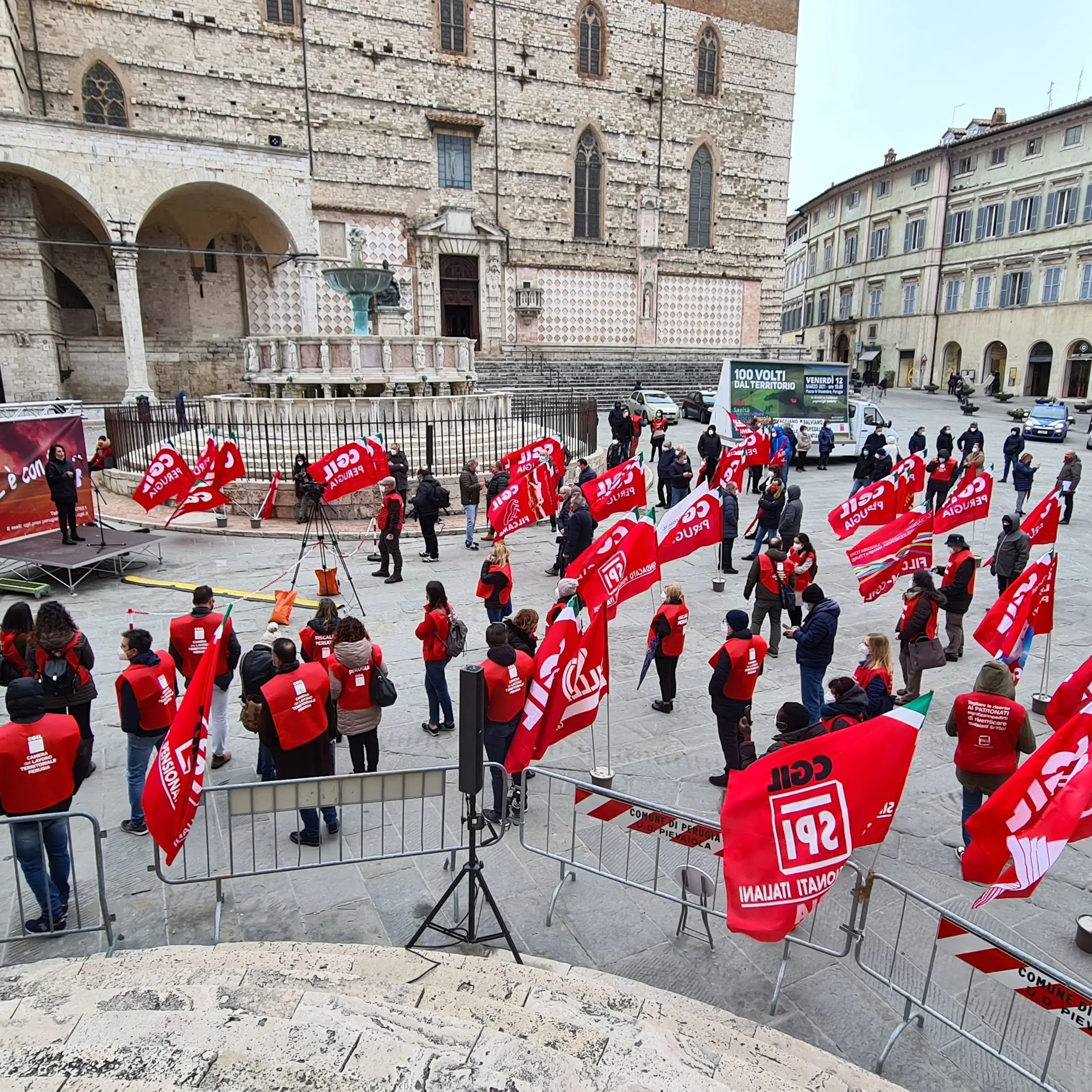 Cgil, Cisl e Uil manifestano in tutta l’Umbria e sotto il palazzo della Regione: Adesso ascoltateci
