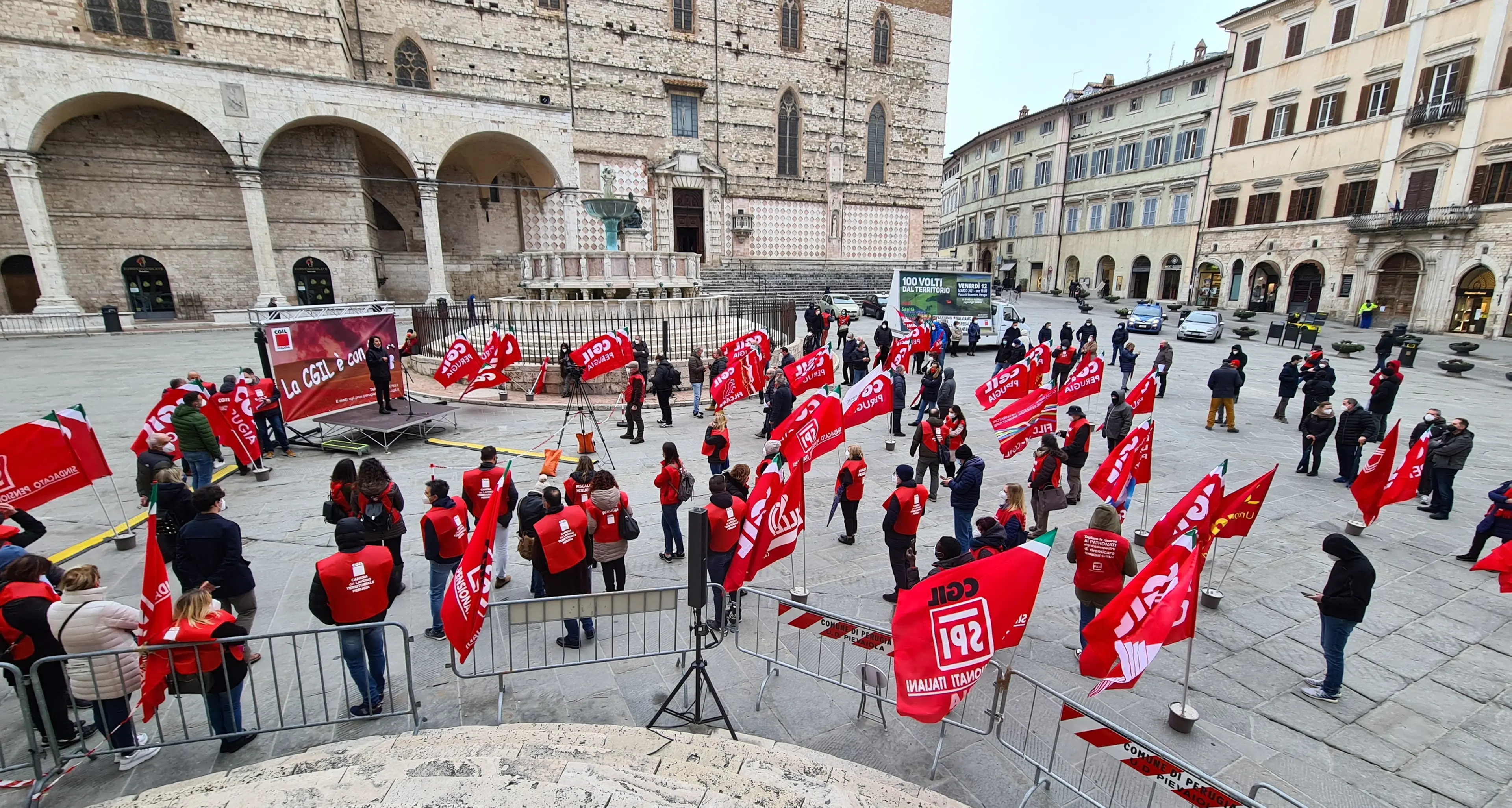 Cgil, Cisl e Uil manifestano in tutta l’Umbria e sotto il palazzo della Regione: Adesso ascoltateci