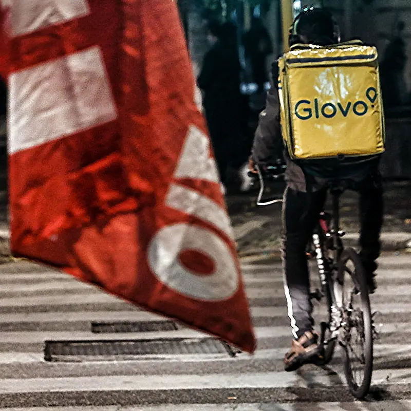 Rider Glovo in sciopero: compensi tagliati e condizioni inaccettabili