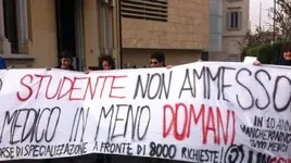 Uno striscione contro il numero chiuso 